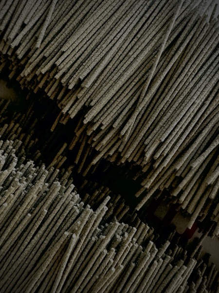 自然乾燥する線香